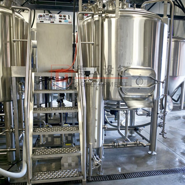 Dostępny sprzęt browarniczy ze stali nierdzewnej o pojemności 1000 litrów, trzy naczynia, browarniczy system warzenia piwa we Włoszech